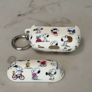 Velvet Caviar Snoopy Earbud Case Cover - White